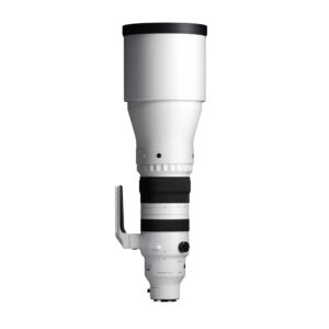 sigma_300_600mm_f4_01 Sigma 300-600mm f/4 DG OS SPORTS -objektiivi Sony E:lle on suuri valkoinen teleobjektiivi, jossa on musta etureuna, integroitu jalustakiinnitys ja useita säätörenkaita, ja se on esitetty pystysuorassa valkoista taustaa vasten.