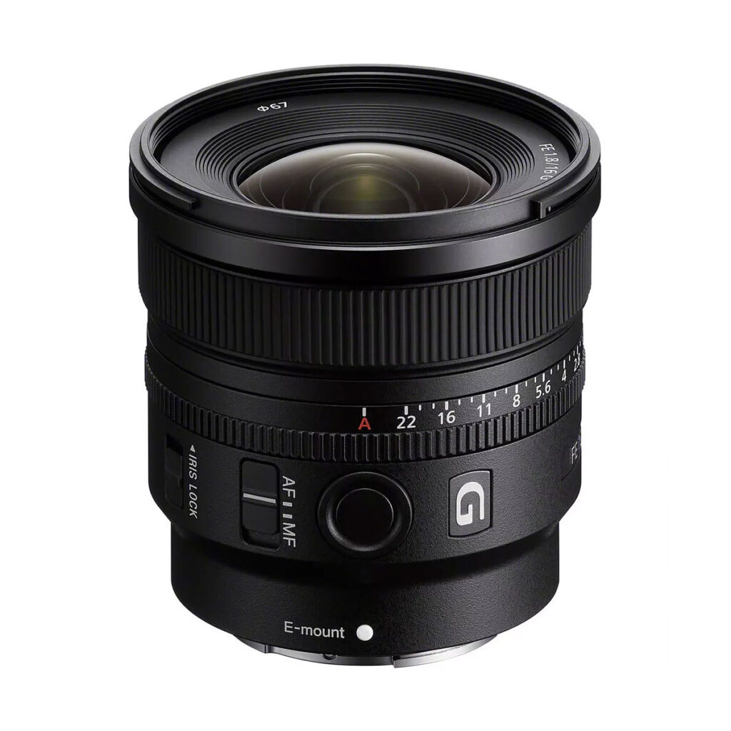 sony_16mm_f18_03 Mustassa Sony FE 16mm f/1.8 G -objektiivissa on useita säätörenkaita, rohkea G-logo ja E-mount-merkintä, jotka näkyvät valkoista taustaa vasten.
