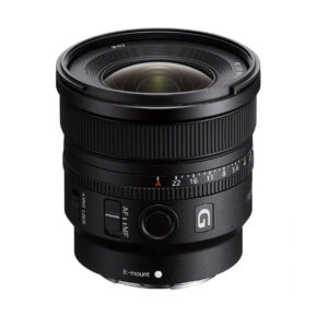 sony_16mm_f18_03 Mustassa Sony FE 16mm f/1.8 G -objektiivissa on useita säätörenkaita, rohkea G-logo ja E-mount-merkintä, jotka näkyvät valkoista taustaa vasten.