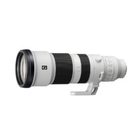 sony_fe_400-800mm_01 Sony FE 400-800mm F6.3-8 G OSS -objektiivi on suuri, valkoinen teleobjektiivi, jossa on jalustakiinnitys ja useita säätökytkimiä, jotka näkyvät valkoisella taustalla.