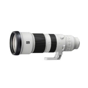 sony_fe_400-800mm_01 Sony FE 400-800mm F6.3-8 G OSS -objektiivi on suuri, valkoinen teleobjektiivi, jossa on jalustakiinnitys ja useita säätökytkimiä, jotka näkyvät valkoisella taustalla.
