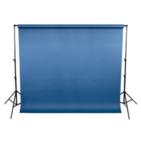 1645001900_312 Caruba LS 4 Heavy Duty Background Kit Pro (3 x 3 m) sisältää yksinkertaisen sinisen taustan, joka on asennettu jalustalle, jossa on kaksi mustaa kolmijalkaista tukea, ihanteellinen studiokuvaukseen.