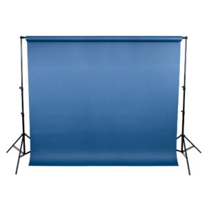 1645001900_312 Caruba LS 4 Heavy Duty Background Kit Pro (3 x 3 m) sisältää yksinkertaisen sinisen taustan, joka on asennettu jalustalle, jossa on kaksi mustaa kolmijalkaista tukea, ihanteellinen studiokuvaukseen.
