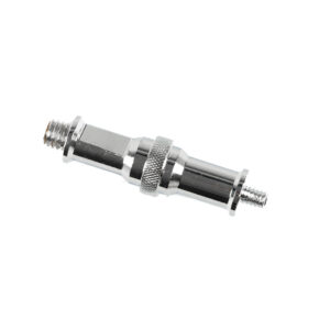Lähikuva Caruba Spigot Adapter 1/4" uros 3/8" uros (57mm), jossa on kiiltävä hopeinen viimeistely, kierteitetyt päät ja kuvioitu kahvaosa, eristettynä valkoisella taustalla.