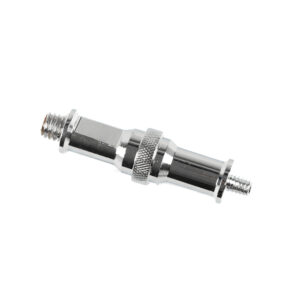 1705568297_655 Lähikuva Caruba Spigot Adapter 1/4" uros 3/8" uros (57mm), jossa on kiiltävä hopeinen viimeistely, kierteitetyt päät ja kuvioitu kahvaosa, eristettynä valkoisella taustalla.