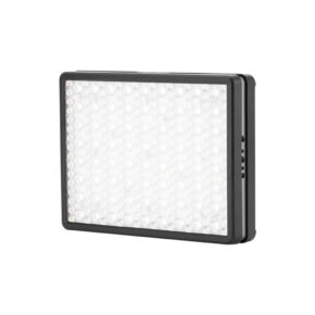 1721132544_494 Viltrox RB-V40 LED-valo on suorakulmainen paneeli, jossa on mustassa kehyksessä olevien pienten, pyöreiden LED-valojen ruudukko valkoista taustaa vasten.