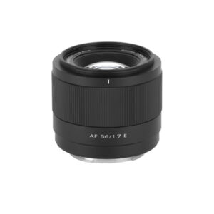 1728040148_573 Musta Viltrox AF 56mm F/1.7 Sony E -kameran objektiivi seisoo pystyssä valkoisella taustalla, ja siinä on kuvioitu tarkennusrengas ja näkyvät kirkkaat lasielementit.