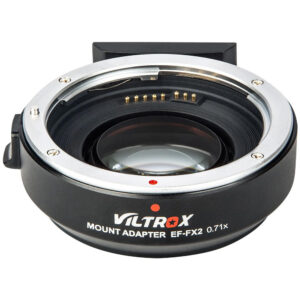 1728458968_616 Lähikuva Viltrox EF-FX2 PRO -kiinnityssovittimesta, jossa korostuvat sen metallinen objektiivikiinnitys, elektroniset kontaktit ja tuotemerkin musta ulkopinta.