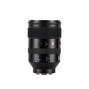1729773110_062 Viltrox AF 135mm f/1.8 LAB -objektiivi Sony E:lle on musta objektiivi, jossa on useita kytkimiä ja valintakiekkoja, joka on pystyssä valkoista taustaa vasten, ja jossa on punainen neliönmuotoinen "S"-merkki ja hopeinen metallikiinnike sen pohjassa.