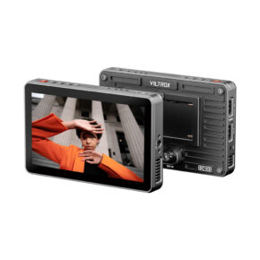 Viltrox DC-X3 6-tuumainen kosketusnäytöllinen HD-monitori näytetään edestä, ja siinä näkyy oranssiin takkiin pukeutunut henkilö, joka poseeraa korkeiden pylväiden edessä, kun taas takanäkymässä korostuvat sen portit ja akkulokero.