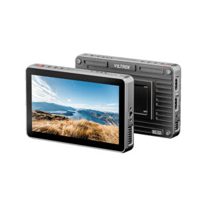 1737638165_204 Kaksi Viltrox DC-X2 6-tuumaista kosketusnäytöllistä HD-monitoria näytetään; toisessa näkyy vuoristomaisema, jossa on ruohoa sinisen taivaan alla, kun taas toisessa näytössä näkyy takaosa, jossa on portit ja tuotemerkit valkoisella pohjalla.