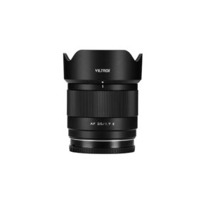1739443744_176 Musta Viltrox AF 25mm F/1.7 -objektiivi, Sony E, jossa on vastavalosuoja kiinnitettynä, seisoo pystyssä valkoista taustaa vasten.