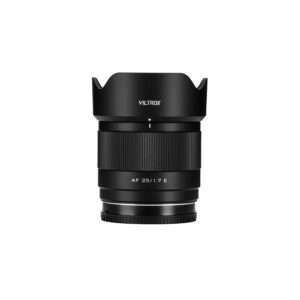 1739443744_176 Musta Viltrox AF 25mm F/1.7 -objektiivi, Sony E, jossa on vastavalosuoja kiinnitettynä, seisoo pystyssä valkoista taustaa vasten.