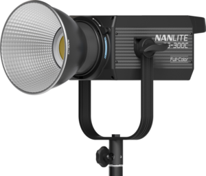 800q-01_128420 Suurella hopeisella heijastimella varustettu Nanlite FS-300C LED RGBW -valaisin on asennettu mustaan tukikannattimeen tavallista taustaa vasten, ja sen sivusäätimet ja tuotemerkki ovat näkyvissä.