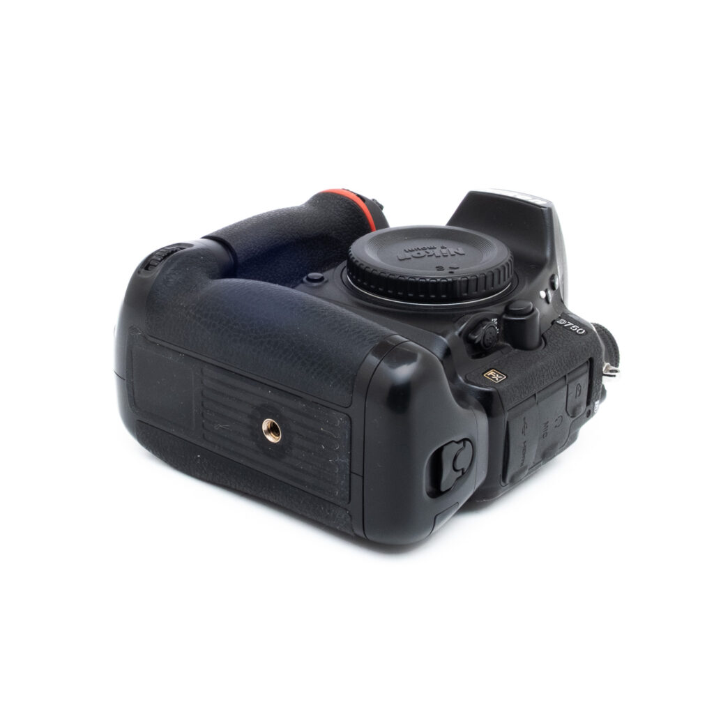 Nikon D750 + akkukahva (SC 102000, sis. ALV 25,5%) - Käytetty