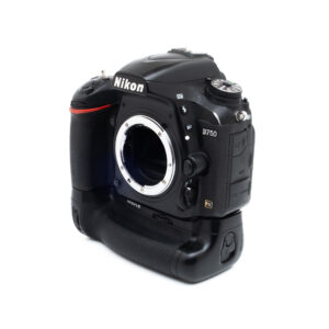 Nikon D750 + akkukahva (SC 102000, sis. ALV 25,5%) - Käytetty