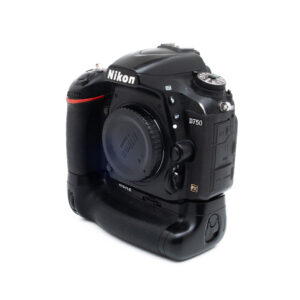 A Nikon D750 + akkukahva (SC 102000, sis. ALV 25,5%) - Käytetty, musta runko, ilman objektiivia, pystyakkukahva kiinnitettynä. Näkyvillä ohjaimet ja logo, valkoisella taustalla.