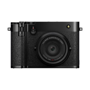 gfx100rf_04 Etukuva Fujifilm GFX 100RF -kompaktikamera, musta, jossa näkyy sen tyylikäs musta runko, kuvioitu kahva, suuri keskeinen objektiivi ja minimaalinen ulkoiset painikkeet, kaikki kuvattu valkoista taustaa vasten.
