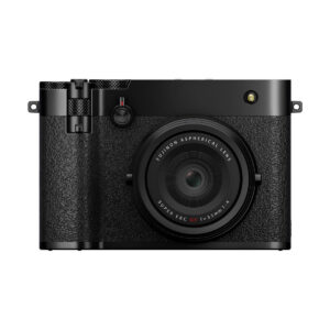 gfx100rf_04 Etukuva Fujifilm GFX 100RF -kompaktikamera, musta, jossa näkyy sen tyylikäs musta runko, kuvioitu kahva, suuri keskeinen objektiivi ja minimaalinen ulkoiset painikkeet, kaikki kuvattu valkoista taustaa vasten.
