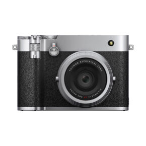 gfx100rf_silver_05 Fujifilm GFX 100RF -kompaktikamera, hopea, näytetään edestä hopea ja musta muotoilu, kuvioitu kahva, etsin, ja näkyvä Fujinon asfäärinen objektiivi keskellä.