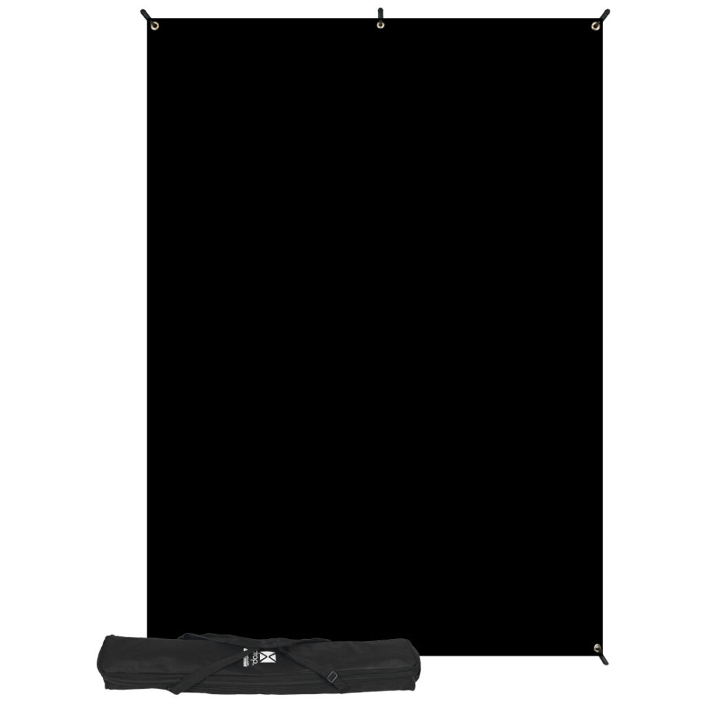 1345441580_707 Westcott X Drop Wrinkle-Resistant Backdrop Kit - Black (152 x 213 cm) on kuvassa ripustettuna kulmahihnojen avulla, ja sen musta kuljetuslaukku on sijoitettu vaakasuoraan alle. Asetelma on esillä valkoista taustaa vasten.