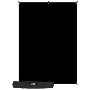 1345441580_707 Westcott X Drop Wrinkle-Resistant Backdrop Kit - Black (152 x 213 cm) on kuvassa ripustettuna kulmahihnojen avulla, ja sen musta kuljetuslaukku on sijoitettu vaakasuoraan alle. Asetelma on esillä valkoista taustaa vasten.