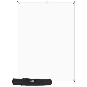 1345625075_336 Westcott X Drop Wrinkle-Resistant Backdrop Kit, valkoinen (152 x 213 cm), asetetaan paikalleen kulmat kiinnitettyinä ja taustan eteen asetetaan musta kantolaukku.