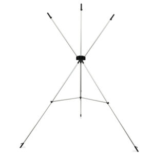 1367999154_092 Westcott X Drop Backdrop -taustateline seisoo avoimena ja tyhjänä hopeisella kolmijalkaisella kehyksellään ja kahdella pystyssä olevalla tukivarrellaan valkoista taustaa vasten.