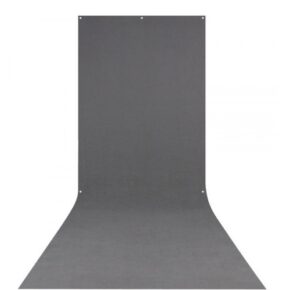 1525418006_562 Westcott X Drop Wrinkle Resistant Backdrop - Neutral Gray Sweep (152 x 366 cm) -taustakuvassa on sileä, kiinteä harmaa pinta, joka ulottuu pystysuoraan ja kaartuu lattialle, ja siinä on pienet yläreunan reiät helppoa ripustamista varten.