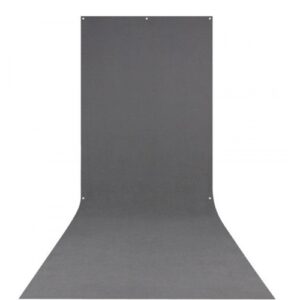 1525418006_562 Westcott X Drop Wrinkle Resistant Backdrop - Neutral Gray Sweep (152 x 366 cm) -taustakuvassa on sileä, kiinteä harmaa pinta, joka ulottuu pystysuoraan ja kaartuu lattialle, ja siinä on pienet yläreunan reiät helppoa ripustamista varten.
