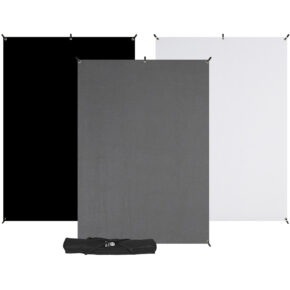 1572520910_769 Westcott X Drop 3-Pack Backdrop Kit (152 x 213 cm) sisältää suuret suorakaiteen muotoiset mustat, harmaat ja valkoiset kangastaustat, jotka ovat vierekkäin ja joiden edessä on musta kantolaukku valkoisella pohjalla.