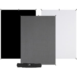 1572520910_769 Westcott X Drop 3-Pack Backdrop Kit (152 x 213 cm) sisältää suuret suorakaiteen muotoiset mustat, harmaat ja valkoiset kangastaustat, jotka ovat vierekkäin ja joiden edessä on musta kantolaukku valkoisella pohjalla.