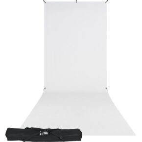 Westcott X Drop Wrinkle Resistant Backdrop Kit - High Key White Sweep (1,5 m x 3,7 m) ulottuu seinästä lattiaan, ja edessä on musta kantolaukku.