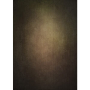 1644498797_039 Westcott X Drop Lightweight Canvas Backdrop in Warm Painterly by Joel Grimes (1,52 x 2,13 m) sisältää teksturoidun, tummanruskean ja beigen sävyisen taustan, jossa on hienovarainen vinjetti, joka antaa ikääntyneen, vintage-ilmeen ilman erillisiä esineitä tai kuvioita.