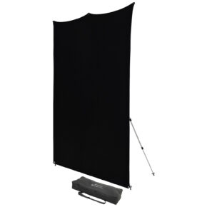 Westcott X Drop Pro Wrinkle-Resistant Backdrop Kit, Rich Black (243 x 243 cm) asetetaan pystyyn tukijaloilla varustettuun metallikehikkoonsa, ja musta kantolaukku lepää lattialla edessä.