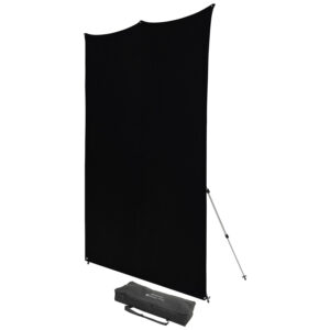 Westcott X Drop Pro Wrinkle-Resistant Backdrop Kit, Rich Black (243 x 243 cm) asetetaan pystyyn tukijaloilla varustettuun metallikehikkoonsa, ja musta kantolaukku lepää lattialla edessä.