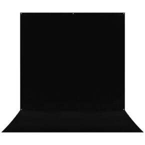 Westcott X Drop Pro Wrinkle-Resistant Backdrop Kit in Rich Black Sweep (244 x 396 cm) sisältää yksinkertaisen, saumattoman mustan taustan, jossa on kaareva pohja, ihanteellinen studiomuotokuviin tai tuotekuvauksiin.