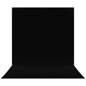 Westcott X Drop Pro Wrinkle-Resistant Backdrop Kit in Rich Black Sweep (244 x 396 cm) sisältää yksinkertaisen, saumattoman mustan taustan, jossa on kaareva pohja, ihanteellinen studiomuotokuviin tai tuotekuvauksiin.