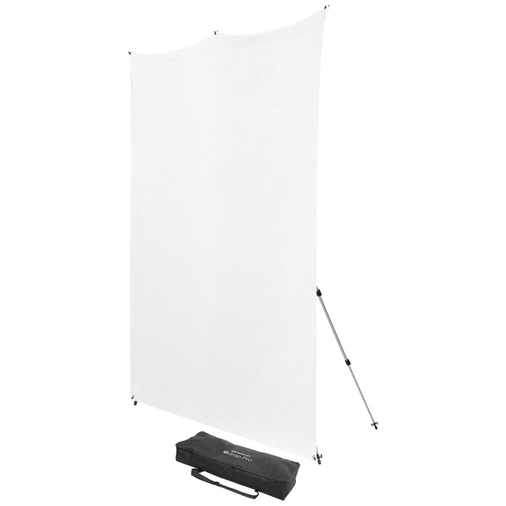 1656511280_535 Westcott X-Drop Pro Wrinkle-Resistant Backdrop Kit High Key White sisältää suuren valkoisen kankaisen taustan, joka on tuettu kahdella säädettävällä jalustalla ja sisältää suorakulmaisen mustan kantolaukun, jossa on kahvat. Tausta on pelkkä valkoinen.