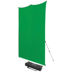 1656511333_840 Westcott X Drop Pro Wrinkle-Resistant Backdrop Kit - Chroma Key Green Screen (243 x 243 cm) seisoo pystyasennossa metallirungollaan, jossa on tukijalusta, ja musta kantolaukku asetetaan vihreän taustan eteen.