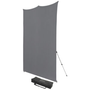 Westcott X Drop Pro Wrinkle-Resistant Backdrop Kit, neutraali harmaa (243 x 243 cm) on kannettava, vapaasti seisova tausta, jossa on kaksi tukipylvästä ja joka sisältää mustan kantolaukun.