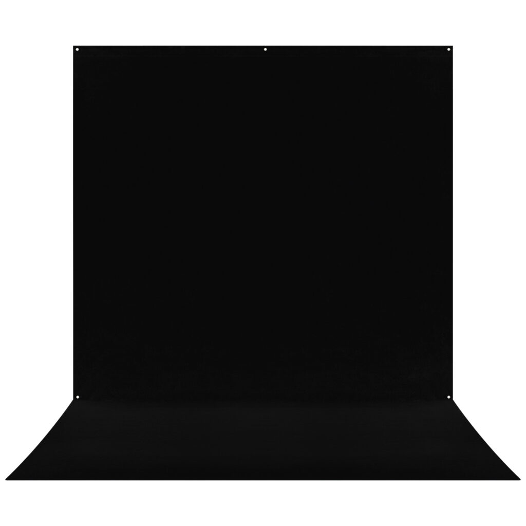 1656511470_246 Westcott X Drop Pro Wrinkle-Resistant Backdrop - Rich Black Sweep (2,4 x 4 m) -taustakalvolla on saumaton virtaus pystysuorasta lattialle, ja sen ylä- ja sivussa on pienet kiinnitysreiät helppoa asennusta varten.