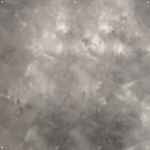 1656511692_905 Westcott X Drop Pro Stoffen Achtergrond - Storm Clouds (244 x 244 cm) on kuvioitu harmaa pinta, jossa on pilvinen, marmoroitu ulkonäkö, hienovaraisia ristikkäisiä viivoja ja neljä pientä valkoista ympyrää jokaisen kulman lähellä.