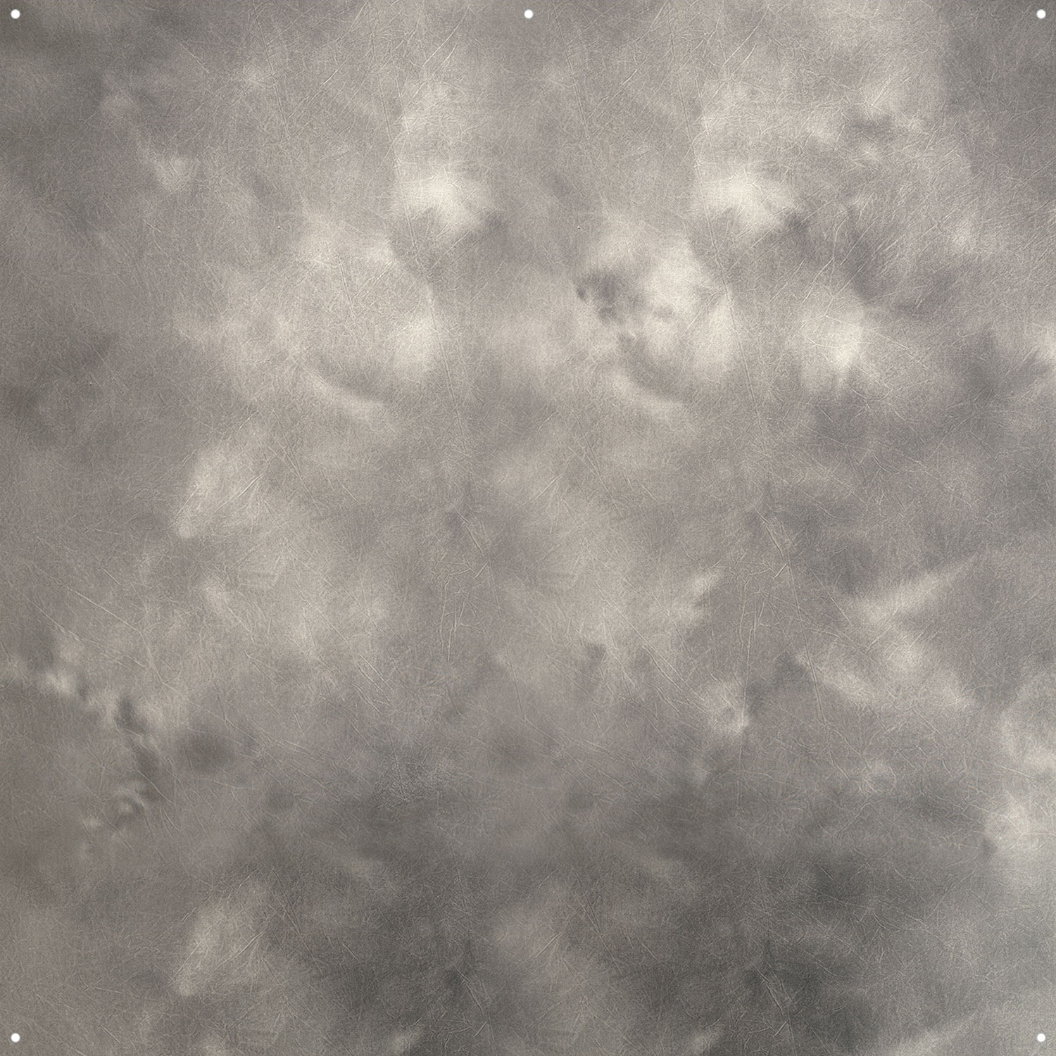 Westcott X Drop Pro Stoffen Achtergrond - Storm Clouds (244 x 244 cm) on kuvioitu harmaa pinta, jossa on pilvinen, marmoroitu ulkonäkö, hienovaraisia ristikkäisiä viivoja ja neljä pientä valkoista ympyrää jokaisen kulman lähellä.
