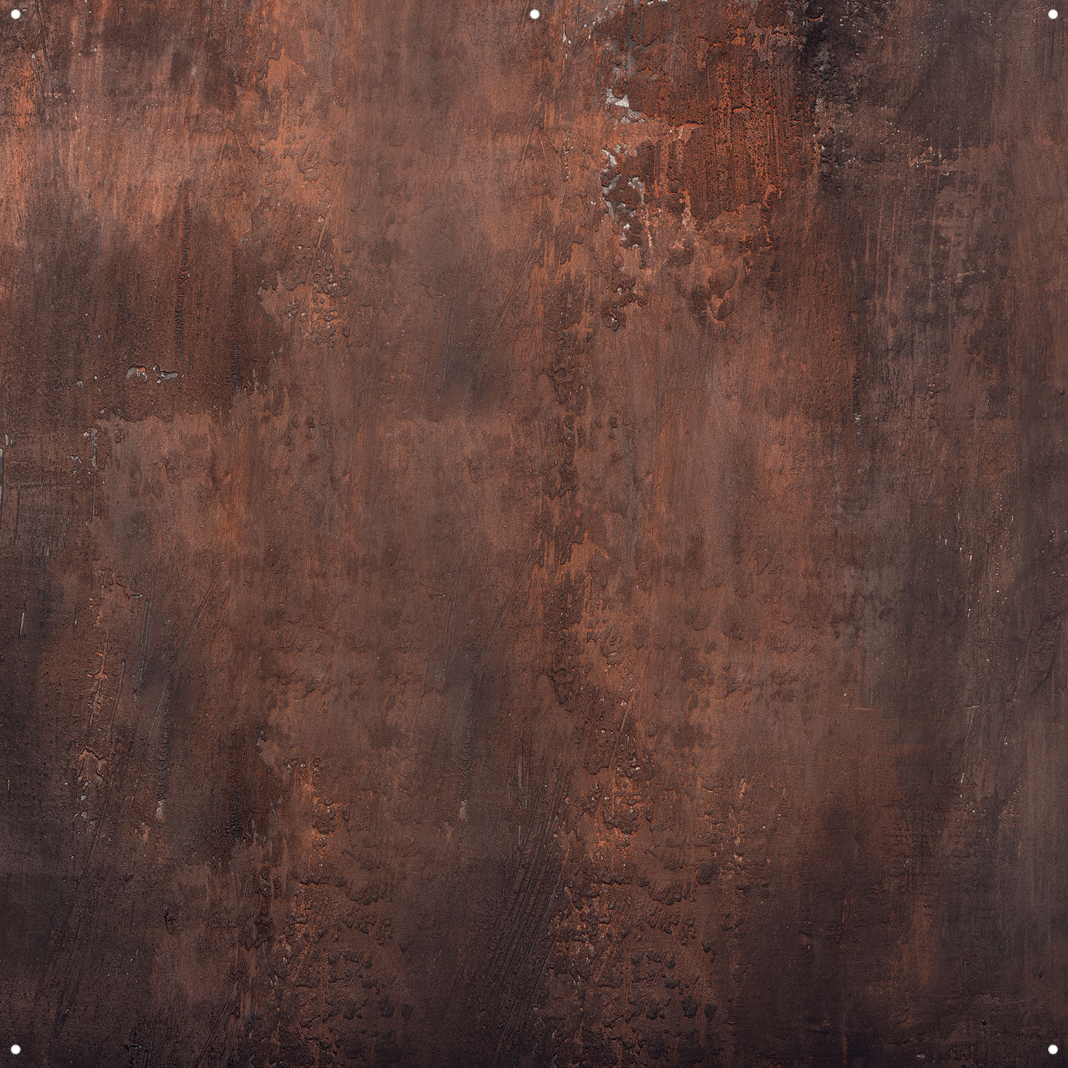 Westcott X Drop Pro Stoffen Achtergrond - Copper Wall (244 x 244 cm) sisältää suuren kangastaustan, jossa on säänkestävä, ruosteenruskea muotoilu ja monipuoliset ruostekuvioinnit sekä neljä kulmareikää helppoa kiinnitystä varten.