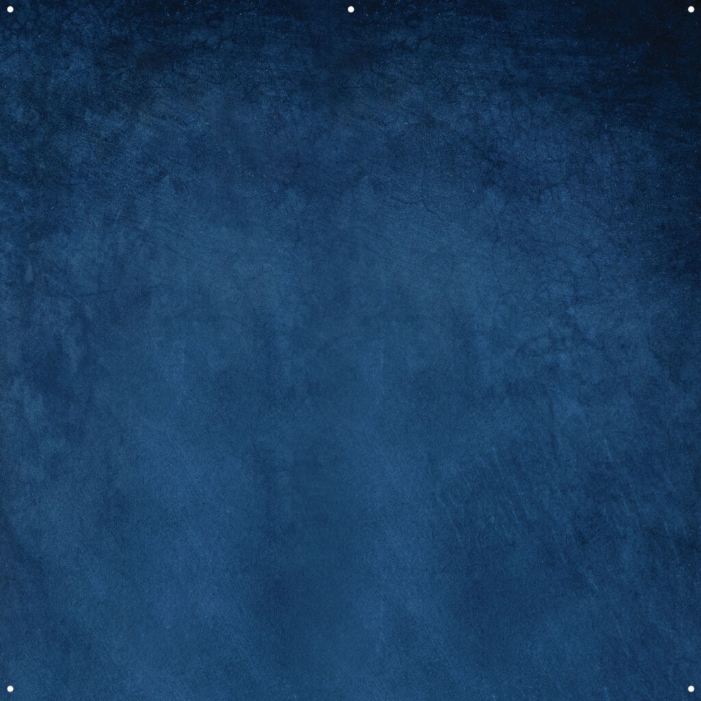 1656511740_915 Westcott X Drop Pro Stoffen Achtergrond - Blue Concrete (244 x 244 cm) on kuvioitu tummansinisellä, kirjavalla maalausjäljellä, jossa on neljä pientä valkoista reikää jokaisen kulman lähellä.