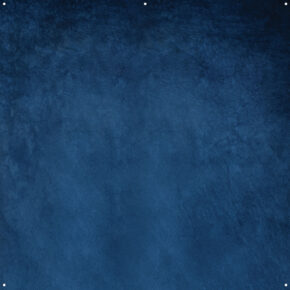 Westcott X Drop Pro Stoffen Achtergrond - Blue Concrete (244 x 244 cm) on kuvioitu tummansinisellä, kirjavalla maalausjäljellä, jossa on neljä pientä valkoista reikää jokaisen kulman lähellä.