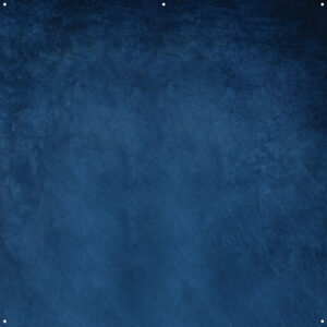 1656511740_915 Westcott X Drop Pro Stoffen Achtergrond - Blue Concrete (244 x 244 cm) on kuvioitu tummansinisellä, kirjavalla maalausjäljellä, jossa on neljä pientä valkoista reikää jokaisen kulman lähellä.