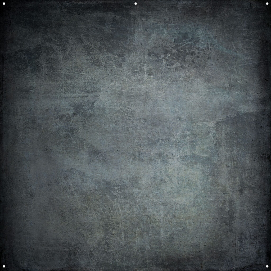 1656511767_403 Joel Grimesin Westcott X Drop Pro Stoffen Achtergrond - Grunge Concrete (244 x 244 cm) on kuvioitu, tummanharmaa, sään vaikutuksesta, ja siinä on neljä pientä, tasaisin välimatkoin olevaa reikää lähellä neliönmuotoisen taustan jokaista kulmaa.