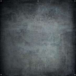 Joel Grimesin Westcott X Drop Pro Stoffen Achtergrond - Grunge Concrete (244 x 244 cm) on kuvioitu, tummanharmaa, sään vaikutuksesta, ja siinä on neljä pientä, tasaisin välimatkoin olevaa reikää lähellä neliönmuotoisen taustan jokaista kulmaa.